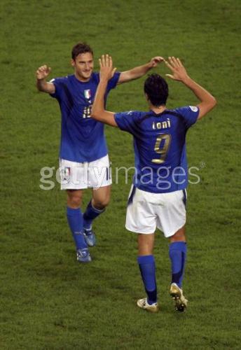 Luca toni va frapper dans les mains de totti 